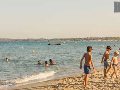 La spiaggia da cui si scorge il relitto della "Dimitrios", nave mercantile che nel 1978 affond� nel mare di Alimini, a nord di Otranto: uno scheletro di ferraglia che ancora oggi affiora dall'acqua a una decina di metri dalla riva
